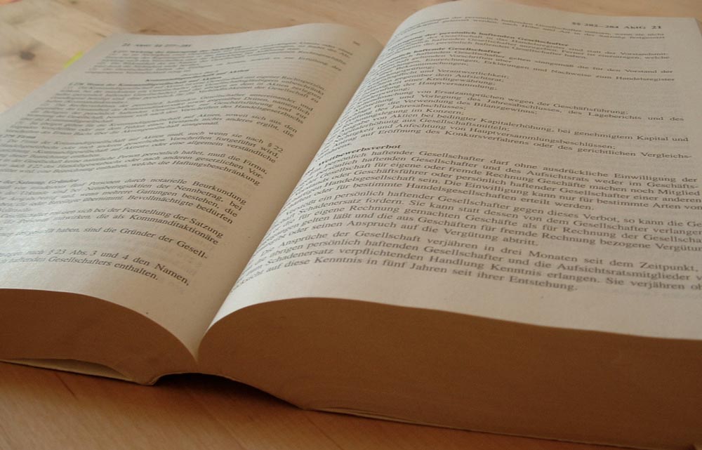 Aufgeschlagenes Gesetzbuch