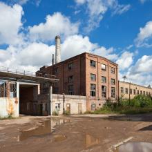 Leer stehendes Fabrikgebäude in einem Industriegebiet