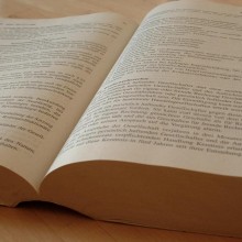Aufgeschlagenes Gesetzbuch