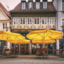 Leere Cafes in der Stadt