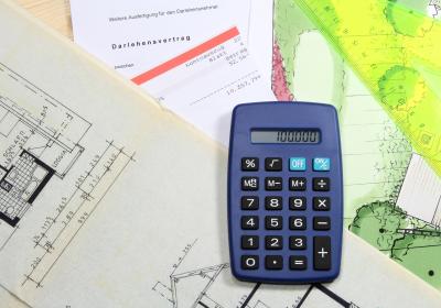Kalkulieren bei der Bauplanung: Taschenrechner und Bauzeichnungen