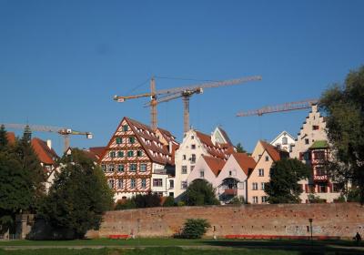 Historische Altstadt in Ulm mit Baukränen im Hintergrund